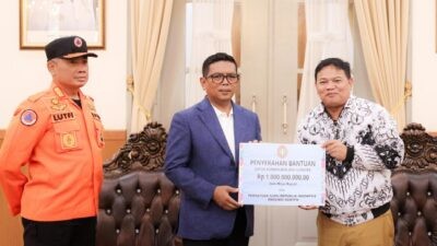 Ketua PGRI Provinsi Banten, Jamaluddin, menyerahkan bantuan kemanusiaan untuk Sumatra dan Aceh secara simbolis kepada Gubernur Banten Andra Soni di Gedung Negara Provinsi Banten, Kota Serang, Selasa (30/12/2025).