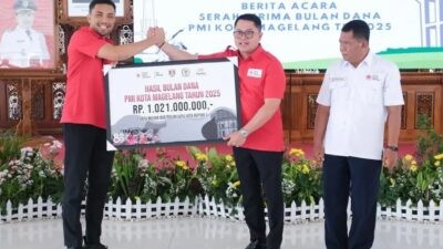 Wali Kota Magelang, Damar Prasetyono mendampingi penyerahan secara simbolis realisasi perolehan Bulan Dana PMI di Pendopo Pengabdian, kompleks Rumah Jabatan Wali Kota Magelang, Selasa (30/12/2025).