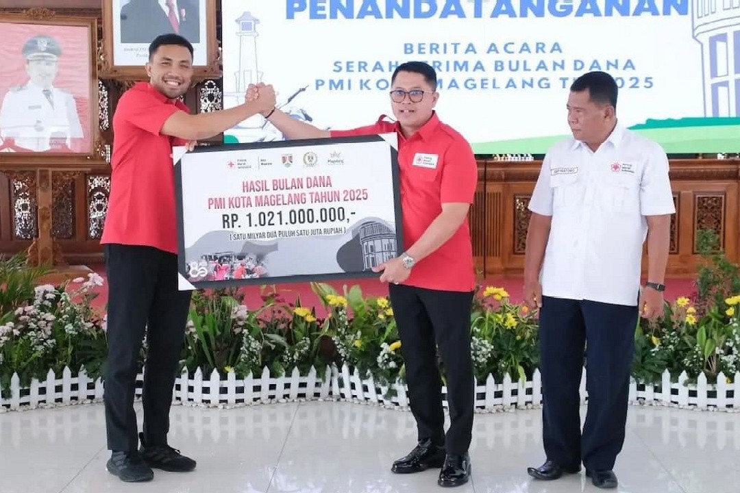 Wali Kota Magelang, Damar Prasetyono mendampingi penyerahan secara simbolis realisasi perolehan Bulan Dana PMI di Pendopo Pengabdian, kompleks Rumah Jabatan Wali Kota Magelang, Selasa (30/12/2025).