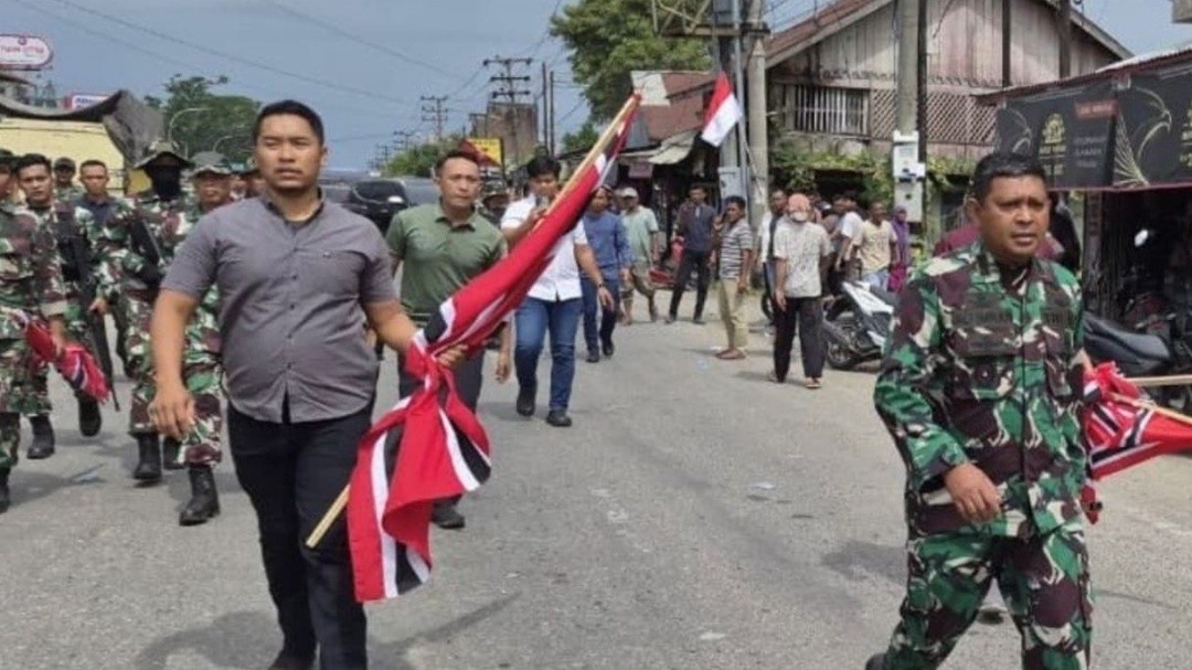Pembubaran massa yang membawa bendera Bulan Bintang yang mengganggu proses pemulihan pascabencana di Aceh. Foto: istimewa