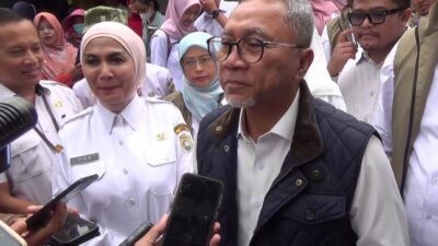 Menko Pangan Zulkifli Hasan didampingi Bupati Kendal, Dyah Kartika Permanasari saat wawancara media di pasar Kendal. Foto: Yoedhi/Lingkar.co
