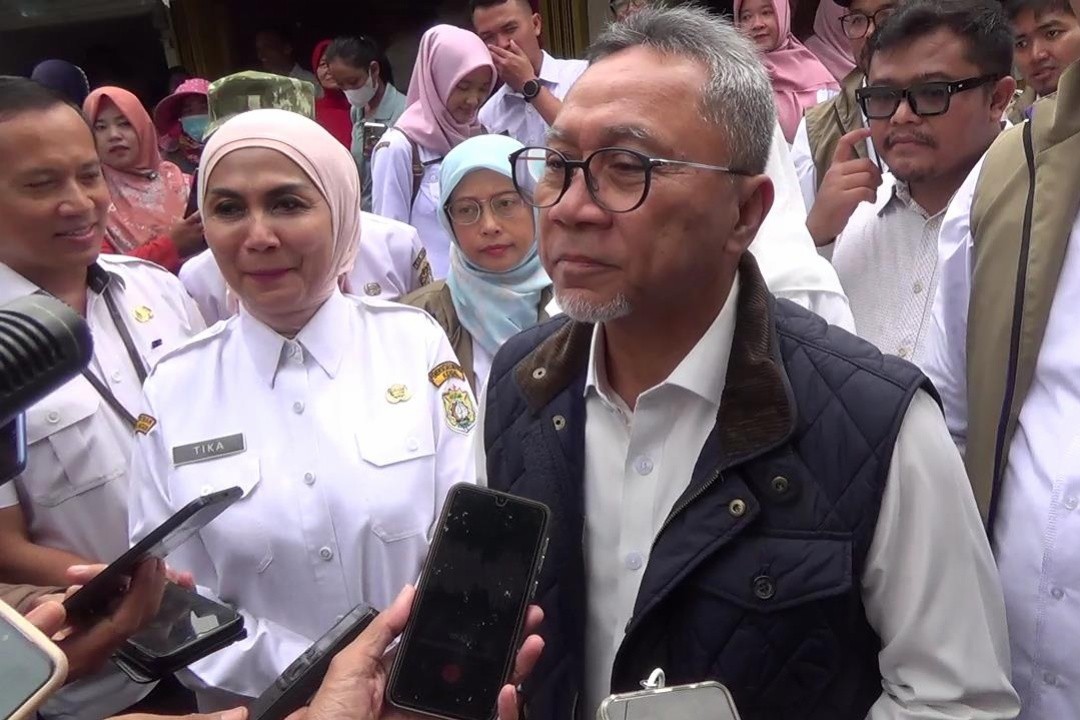 Menko Pangan Zulkifli Hasan didampingi Bupati Kendal, Dyah Kartika Permanasari saat wawancara media di pasar Kendal. Foto: Yoedhi/Lingkar.co
