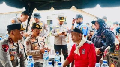 Wamensos RI, Agus Jabo Priyono saat mengecek kegiatan para sukarelawan di Posko Induk Kuala Simpang, Aceh. Foto: dokumentasi
