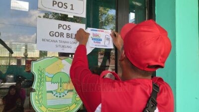 Relawan PMI Kabupaten Banjarnegara saat memasang pemberitahuan untuk korban tanah longsor di Situkung. Foto: dokumentasi