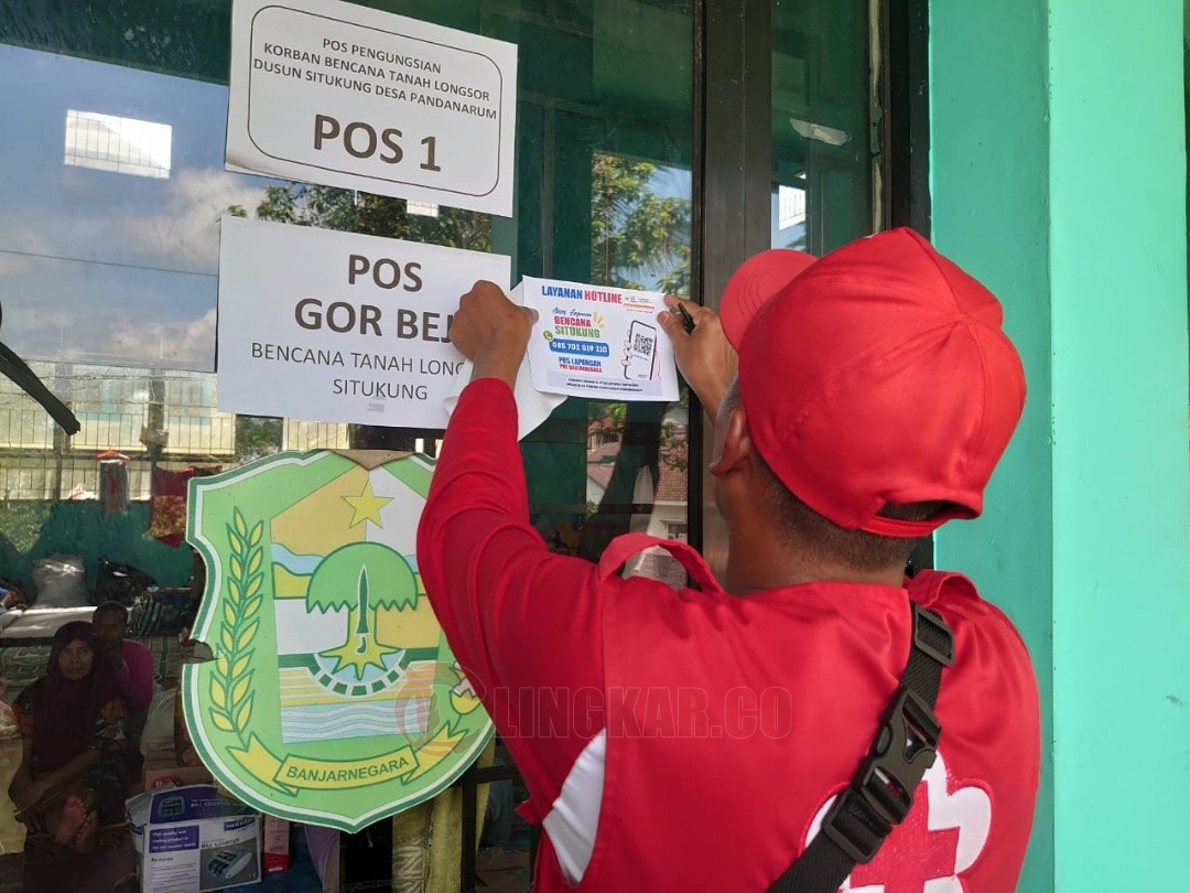 Relawan PMI Kabupaten Banjarnegara saat memasang pemberitahuan untuk korban tanah longsor di Situkung. Foto: dokumentasi