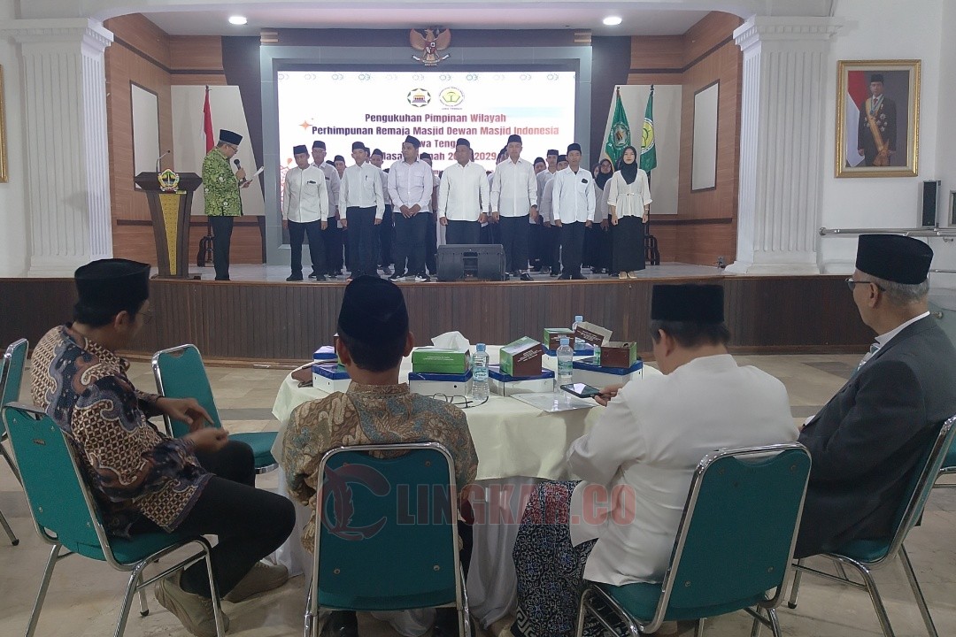 Ketua PW DMI Jawa Tengah, Prof. Dr. KH. Ahmad Rofiq MA saat melantik pengurus PW Prima DMI Jateng di Wisma Perdamaian Kota Semarang, Jum'at (5/12/2025). Foto: Rifqi/Lingkar.co