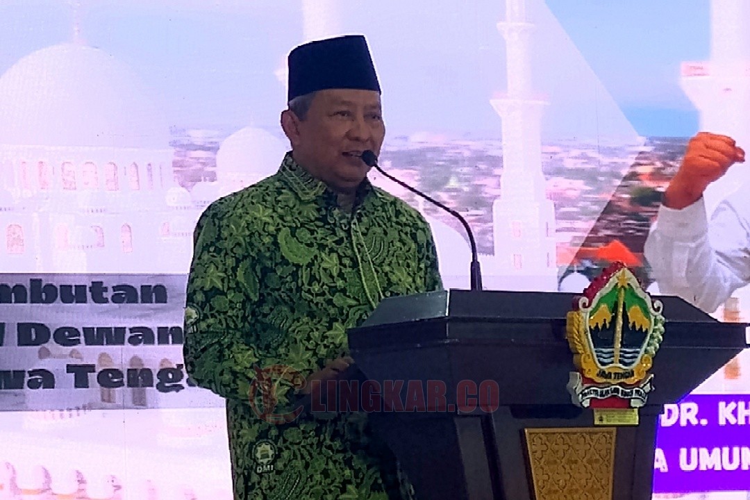 Ketua PW DMI Jawa Tengah, Prof. Dr. KH. Ahmad Rofiq MA saat sambutan pelantikan PW Prima DMI Jateng di Wisma Perdamaian Kota Semarang, Jum'at (5/12/2025). Foto: Rifqi/Lingkar.co