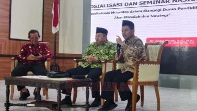 Senator DPD RI perwakilan Jawa Tengah Dr H Abdul Kholik menyampaikan materi pada seminar nasional seusai pelantikan pengurus Prima DMI Jawa Tengah periode 2025-2029 di Wisma Perdamaian Semarang, Jum'at (5/12/2025). Foto: istimewa