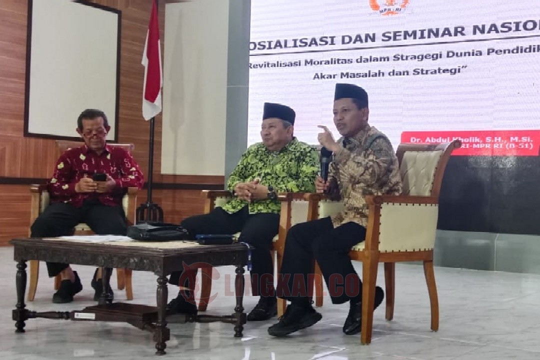 Senator DPD RI perwakilan Jawa Tengah Dr H Abdul Kholik menyampaikan materi pada seminar nasional seusai pelantikan pengurus Prima DMI Jawa Tengah periode 2025-2029 di Wisma Perdamaian Semarang, Jum'at (5/12/2025). Foto: istimewa