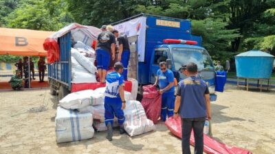 Relawan dari Jawa Tengah saat menurunkan bantuan logistik untuk pemulihan pascabencana di Sumbar. Foto: dokumentasi