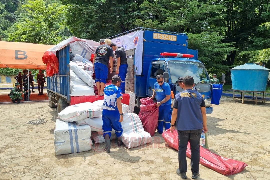 Relawan dari Jawa Tengah saat menurunkan bantuan logistik untuk pemulihan pascabencana di Sumbar. Foto: dokumentasi