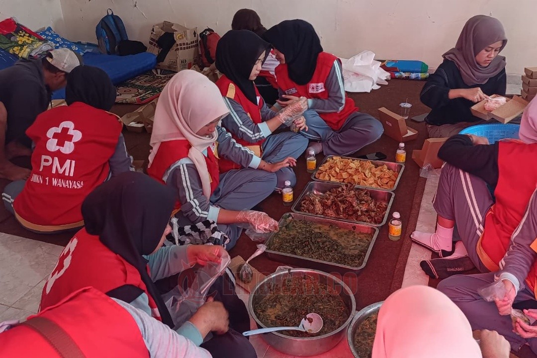 Suasana di Dapur Umum PMI Kabupaten Banjarnegara saat mengelola menu bagi korban tanah longsor Situkung, Pandanarum. Foto: dokumentasi