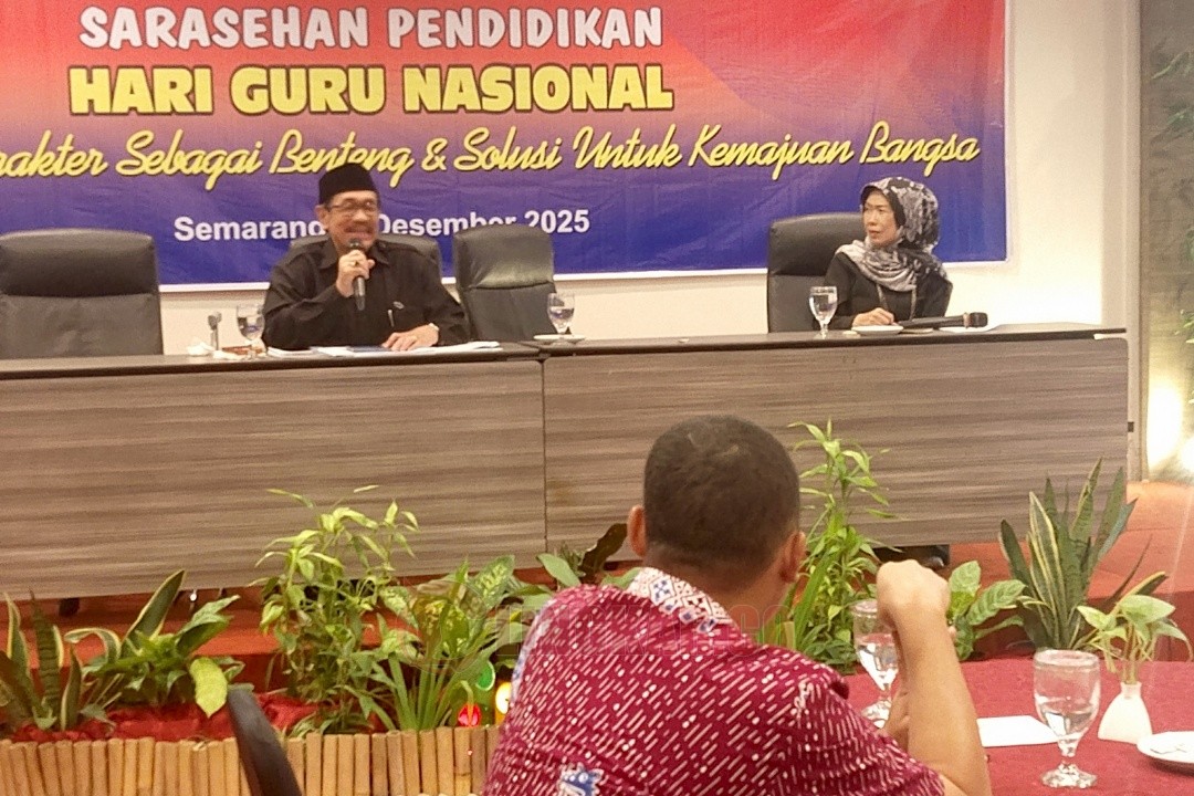 Ketua Dewan Pendidikan Kota Semarang, Dr. Drs. Budiyanto, SH, MHum saat sarasehan pendidikan yang digelar pada Sabtu (6/12/2025) di Hotel Candi Indah Kota Semarang. Foto: Rifqi/Lingkar.co