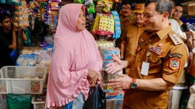 Gubernur Jawa Tengah Ahmad Luthfi saat meninjau dan mengecek langsung ke Pasar Karangayu, Kota Semarang, Senin (8/12/2025) pagi