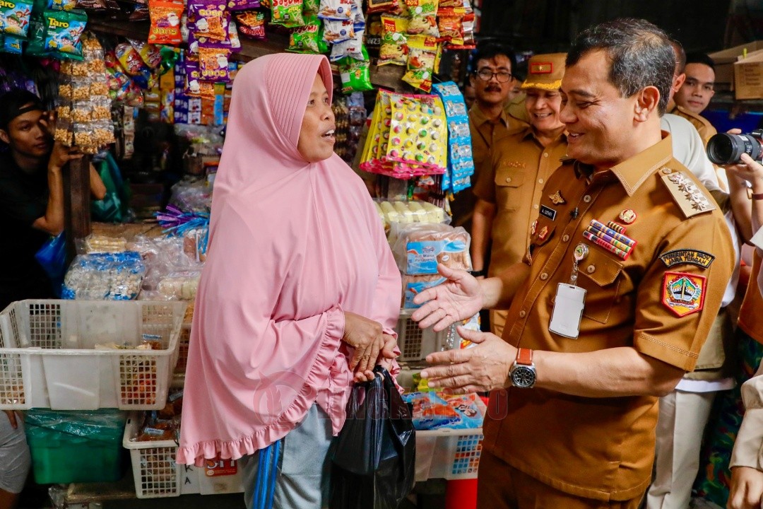 Gubernur Jawa Tengah Ahmad Luthfi saat meninjau dan mengecek langsung ke Pasar Karangayu, Kota Semarang, Senin (8/12/2025) pagi