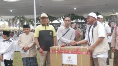 Ketua Baznas Kabupaten Batang, Baihaqi bersama dengan Pemkab Batang menyalurkan bantuan kursi roda dalam kegiatan Sambang Desa Bawang, Senin (7/12/2025). Foto: Niam/Lingkar.co