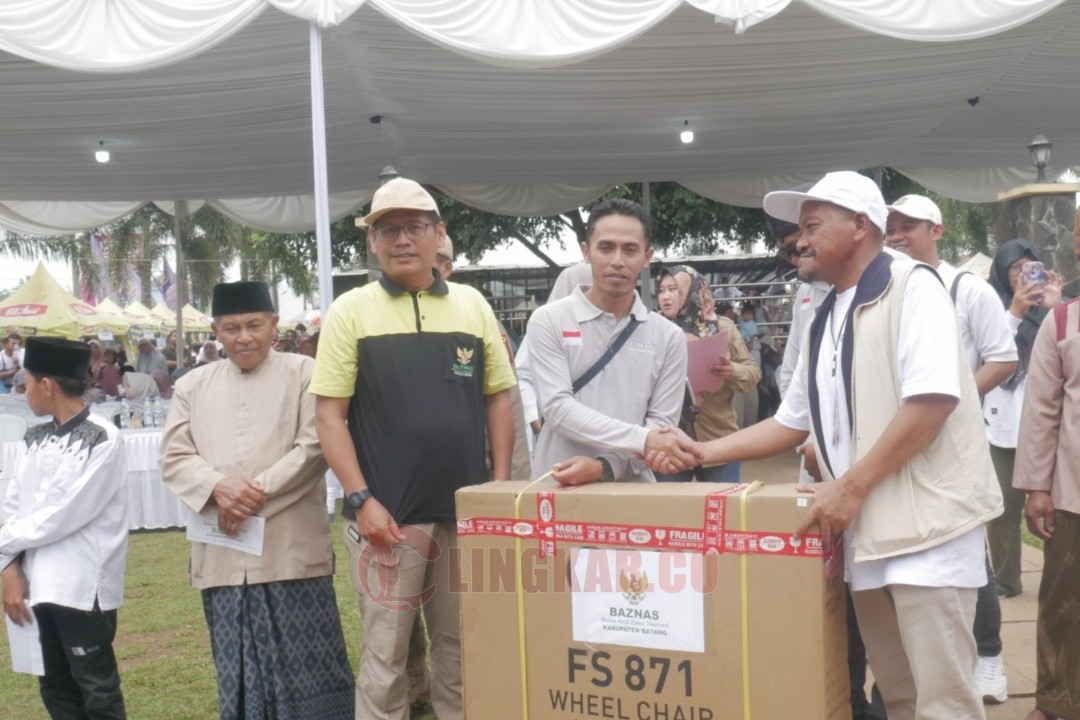 Ketua Baznas Kabupaten Batang, Baihaqi bersama dengan Pemkab Batang menyalurkan bantuan kursi roda dalam kegiatan Sambang Desa Bawang, Senin (7/12/2025). Foto: Niam/Lingkar.co
