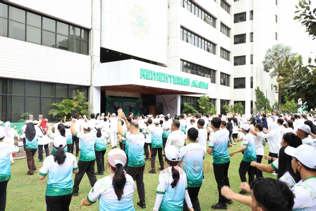 Senam bersama di halaman kantor Kementerian Agama RI sebagai pagi ini )8/12/2025) menjadi awal rangkaian kegiatan HAB ke-80. Foto: dokumentasi