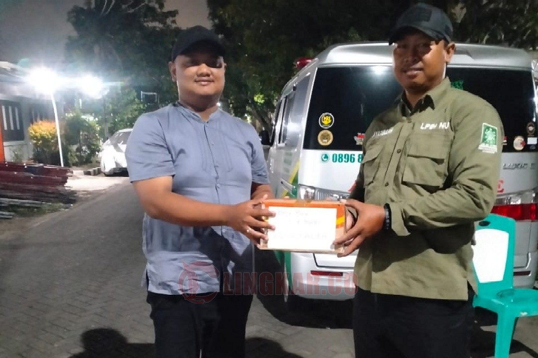 Pengurus LPBINU Kota Semarang menerima bantuan logistik dari masyarakat untuk korban bencana di Aceh. Foto: dokumentasi
