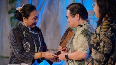 Deputi Bidang Pemasaran Kemenpar, Ni Made Ayu Marthini saat memberikan memberikan penghargaan kepada salah satu pemenang The Most Collaborative Co-Brand dalam acara Wonderful Indonesia Award (WIA) 2025, Jakarta, (5/12/2025). Foto: dokumentasi