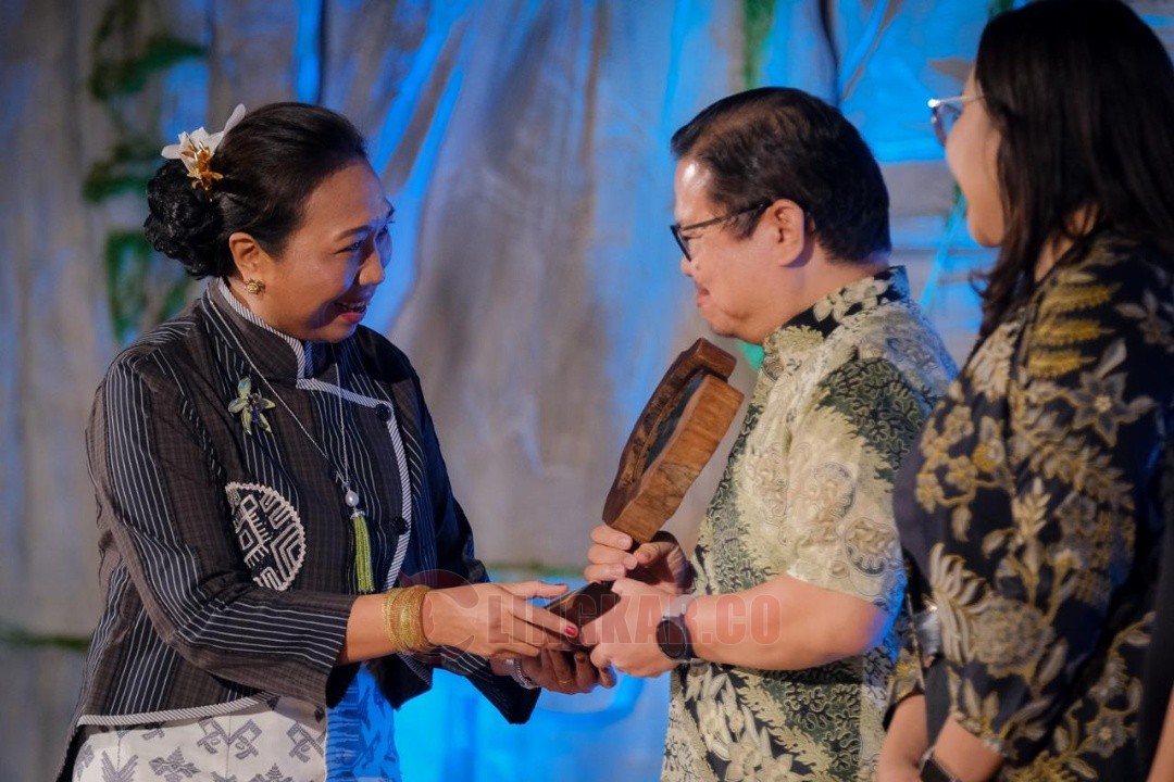 Deputi Bidang Pemasaran Kemenpar, Ni Made Ayu Marthini saat memberikan memberikan penghargaan kepada salah satu pemenang The Most Collaborative Co-Brand dalam acara Wonderful Indonesia Award (WIA) 2025, Jakarta, (5/12/2025). Foto: dokumentasi
