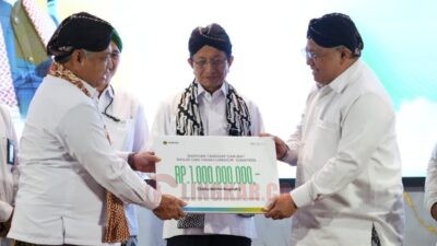 Kepala Kanwil Kemenag Jawa Tengah Saiful Mujab menyerahkan bantuan secara simbolis kepada Kepala Biro Umum Setjen Kemenag Aceng Abdul Aziz untuk pemulihan pascabencana di Aceh dan Sumatra, Senin (8/12/2025). Foto: dokumentasi