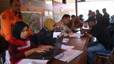 Proses pencairan BLT bagi keluarga korban terdampak langsung longsor Situkung pada Senin (8/12/2025) di joglo Kecamatan Pandanarum. Foto: dokumentasi