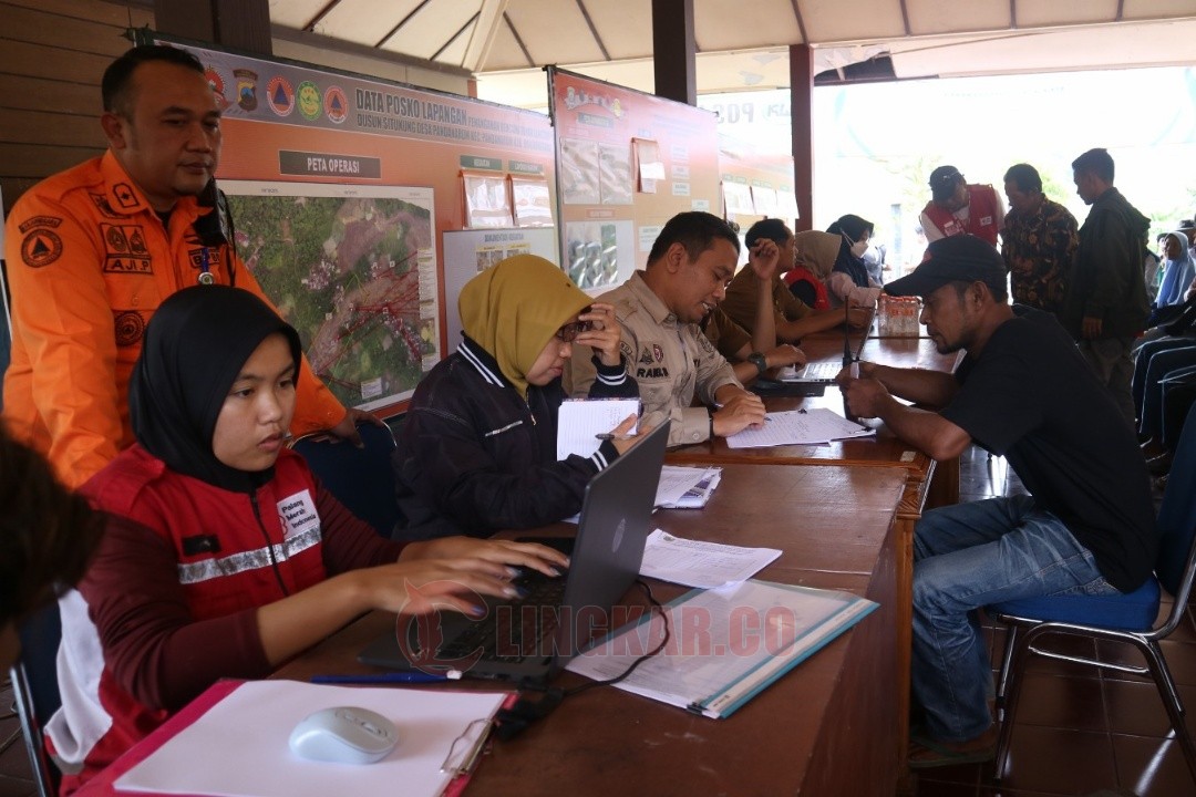 Proses pencairan BLT bagi keluarga korban terdampak langsung longsor Situkung pada Senin (8/12/2025) di joglo Kecamatan Pandanarum. Foto: dokumentasi