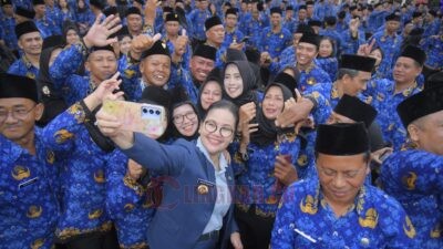 Wali Kota Semarang, Agustina Wilujeng Pramestuti saat melakukan foto bersama ASN usai memimpin rakor OPD di Balai Kota. (dok Pemkot Semarang)