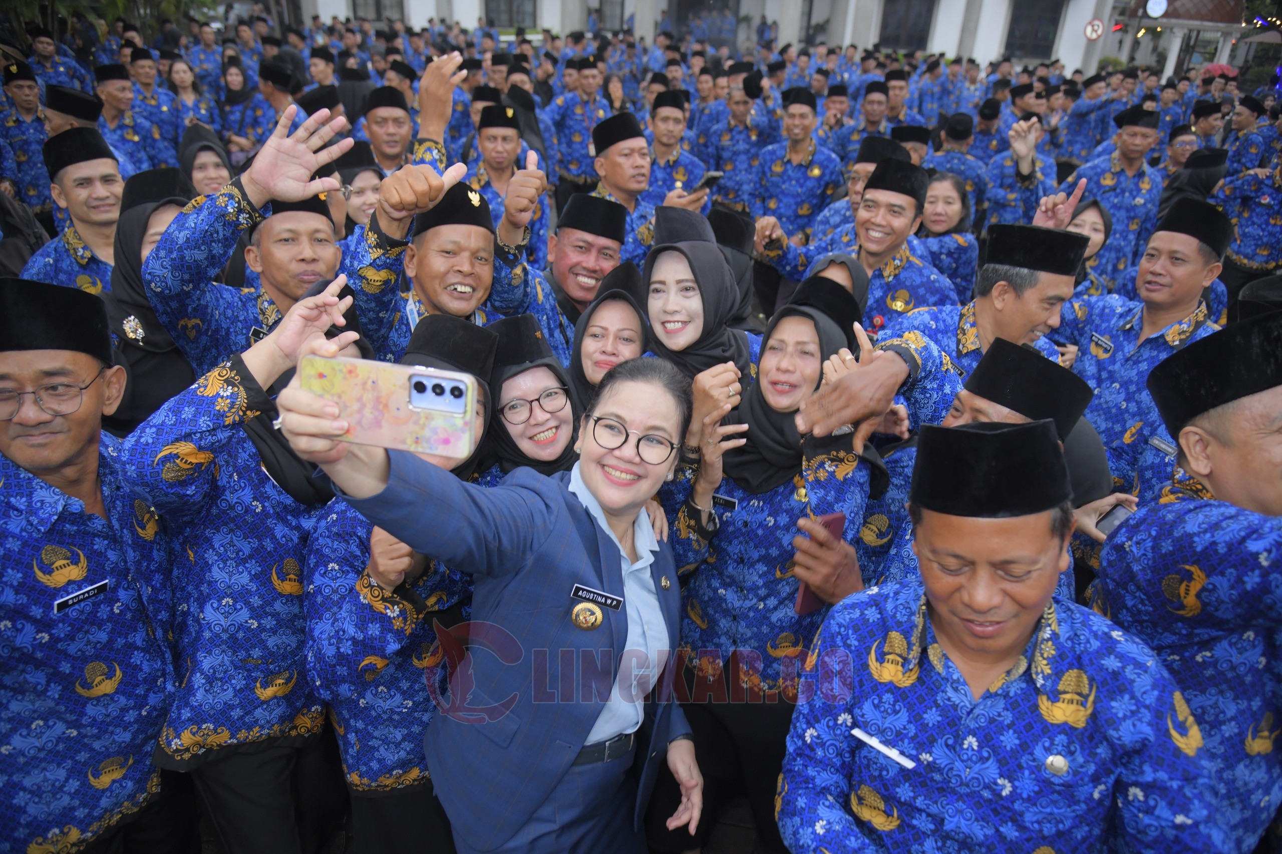 Wali Kota Semarang, Agustina Wilujeng Pramestuti saat melakukan foto bersama ASN usai memimpin rakor OPD di Balai Kota. (dok Pemkot Semarang)
