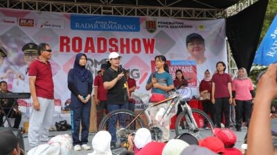 Wali Kota Semarang, Agustina Wilujeng Pramestuti saat menghadiri gelaran Lomba Kampung Hebat Kota Semarang 2025 di Lapangan Sepak bola. (dok Pemkot Semarang)