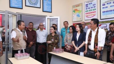 Wali Kota Semarang, Agustina Wilujeng Pramestuti dampingi Mentri Hukum RI saat kunjungan ke Posbankum Kelurahan Kramas, Kecamatan Tembalang. (dok Pemkot Semarang)