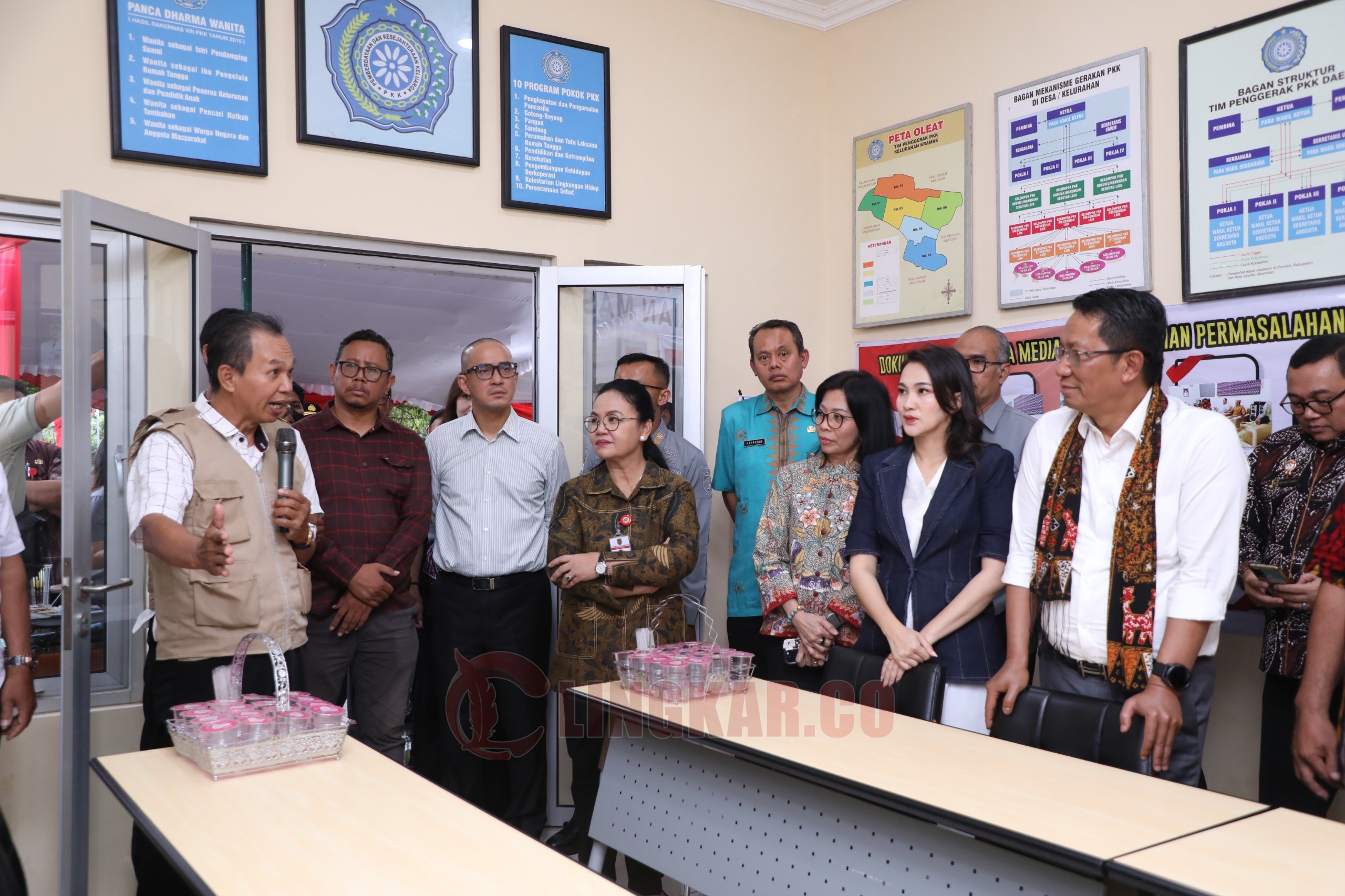 Wali Kota Semarang, Agustina Wilujeng Pramestuti dampingi Mentri Hukum RI saat kunjungan ke Posbankum Kelurahan Kramas, Kecamatan Tembalang. (dok Pemkot Semarang)