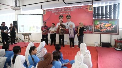 Wakil Wali Kota Semarang, Iswar Aminuddin menghadiri kegiatan Pelatihan Lilin Aromaterapi Berbasis Jelantah yang diselenggarakan oleh Lembaga Keterampilan dan Pelatihan (LKP) Johar Selatan Baru. (dok Pemkot Semarang)