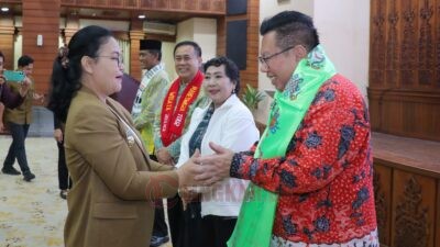 Wali Kota Semarang, Agustina Wilujeng Pramestuti saat melepas 105 peserta perjalanan keagamaan lintas agama sebagai wujud komitmen memperkuat toleransi dan kerukunan. (dok Pemkot Semarang)