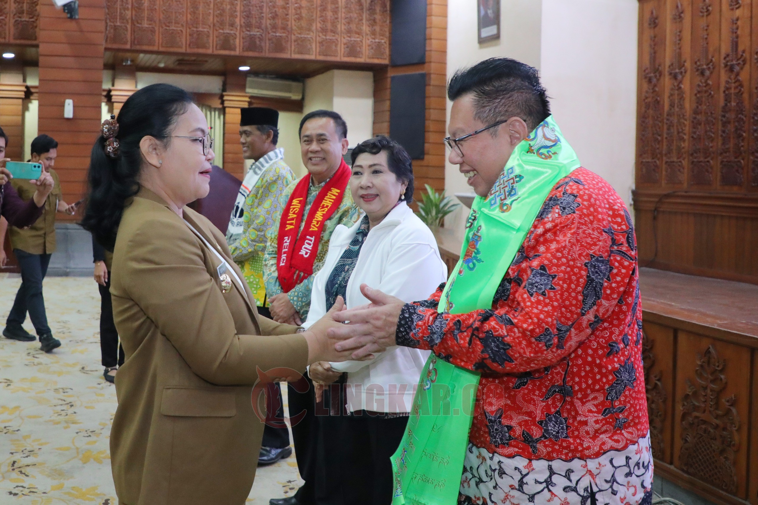 Wali Kota Semarang, Agustina Wilujeng Pramestuti saat melepas 105 peserta perjalanan keagamaan lintas agama sebagai wujud komitmen memperkuat toleransi dan kerukunan. (dok Pemkot Semarang)