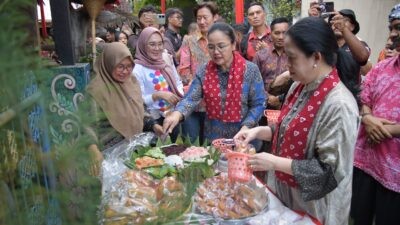 Wali Kota Semarang, Agustina Wilujeng Prameatuti saat dampingi Ketua DPR RI Puan Maharani saat meninjau Kampoeng Djadhoel di kawasan Kampung Batik. (dok Pemkot Semarang)