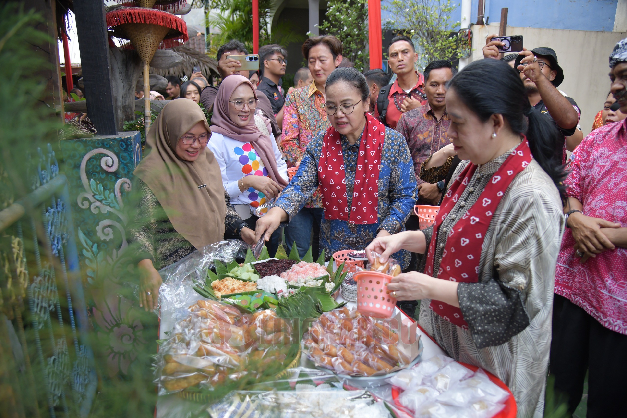 Wali Kota Semarang, Agustina Wilujeng Prameatuti saat dampingi Ketua DPR RI Puan Maharani saat meninjau Kampoeng Djadhoel di kawasan Kampung Batik. (dok Pemkot Semarang)