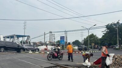 KAI Daop 4 Semarang lakukan perbaikan geometri rel di perlintasan Madukoro. (dok KAI)