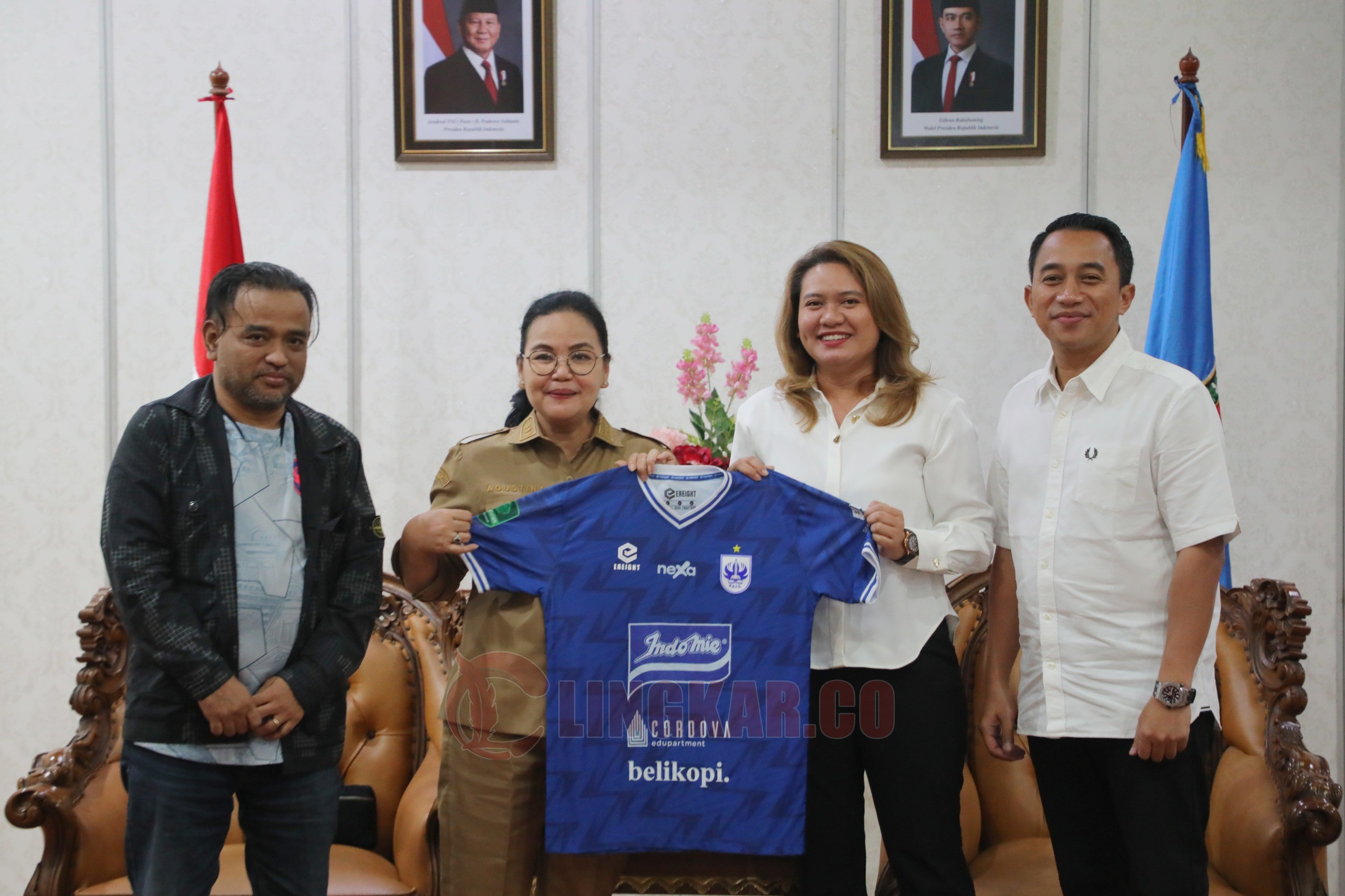 Wali Kota Semarang, Agustina Wilujeng Pramestuti saat menerima audiensi CEO PSIS yang baru, Datu Nova Fatmawati beserta Komisaris Fariz Julinar Maurisal dan Ketua suporter Panser Biru, Wareng. (dok Pemkot Semarang)