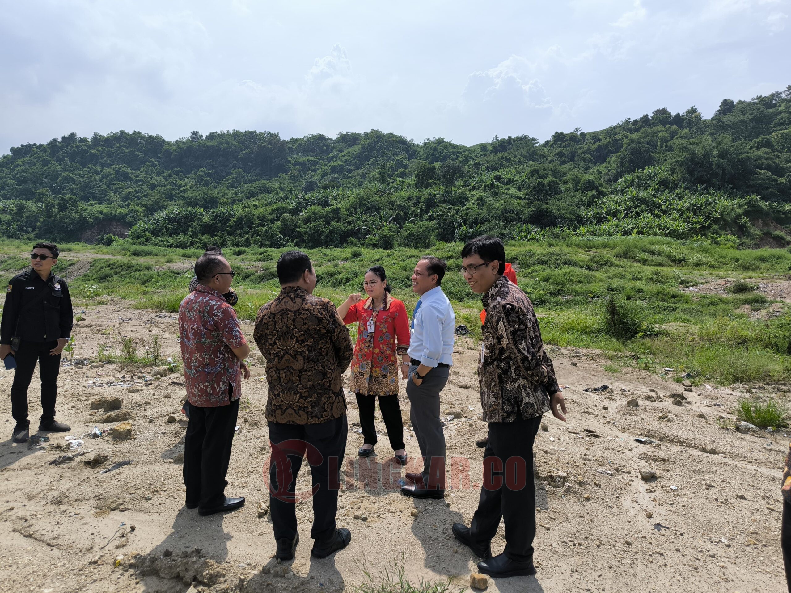 Wali Kota Semarang, Agustina Wilujeng Pramestuti saat mendampingi Menteri Lingkungan Hidup, Hanif Faisol Nurofiq saat melakukan kunjungan ke TPA Jatibarang. (dok Pemkot Semarang)