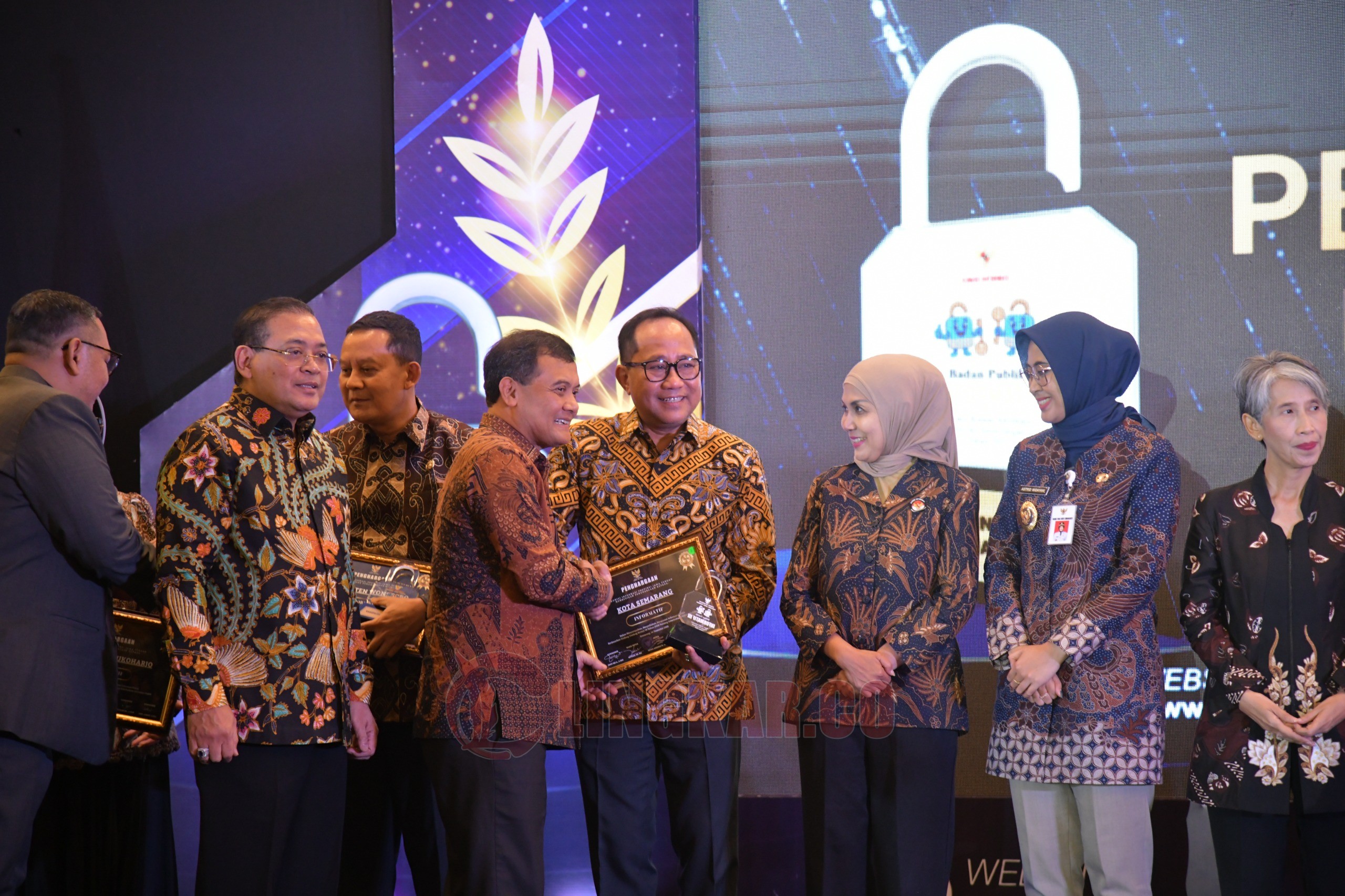 Mewakili Wali Kota Semarang, Agustina Wilujeng Pramestuti, Wakil Wali Kota Semarang, Iswar Aminuddin terima penghargaan Badan Publik Kabupaten/Kota Provinsi Jawa Tengah Terbaik Kategori Informatif. (dok Pemkot Semarang)