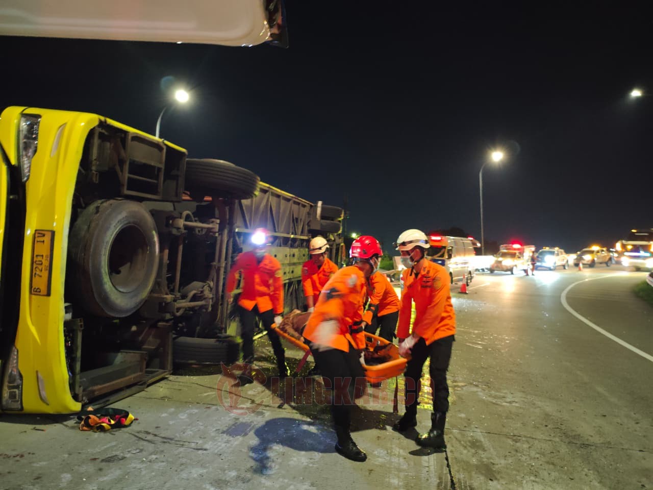 Evakuasi kecelakaan bus di Exot Tol Krapyak. (dok Basarnas Semarang)