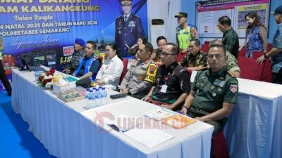 Wali Kota Semarang, Agustina Wilujeng Pramestuti bersama jajaran Forkopimda saat meninjau Posko Pengamanan Nataru di Gerbang Tol Kalikangkung. (dok Pemkot Semarang)