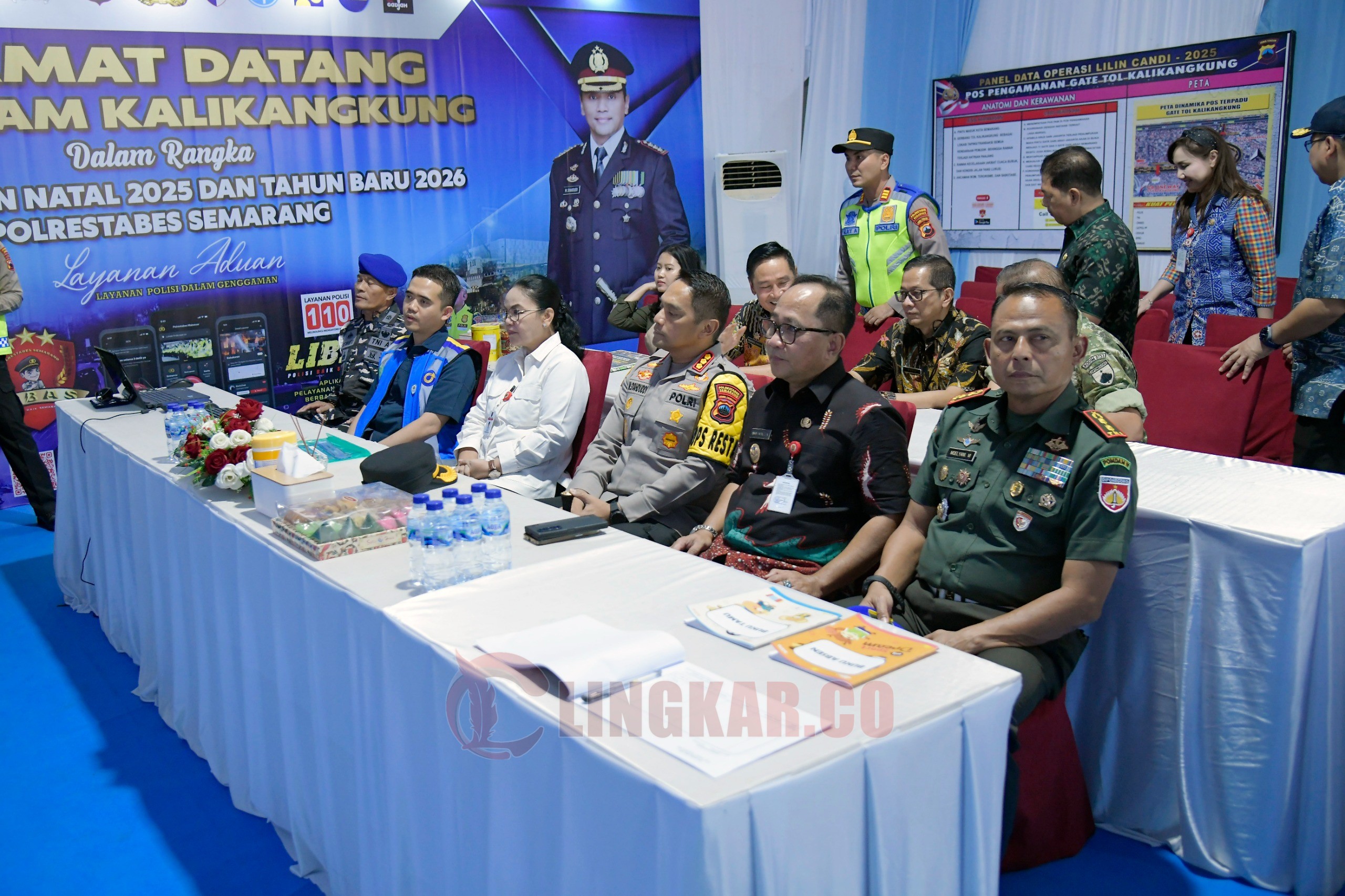 Wali Kota Semarang, Agustina Wilujeng Pramestuti bersama jajaran Forkopimda saat meninjau Posko Pengamanan Nataru di Gerbang Tol Kalikangkung. (dok Pemkot Semarang)