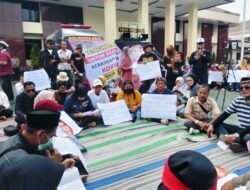 Sidang Perdana Kasus Botok dan Teguh, AMPB Gelar Aksi Damai di PN Pati