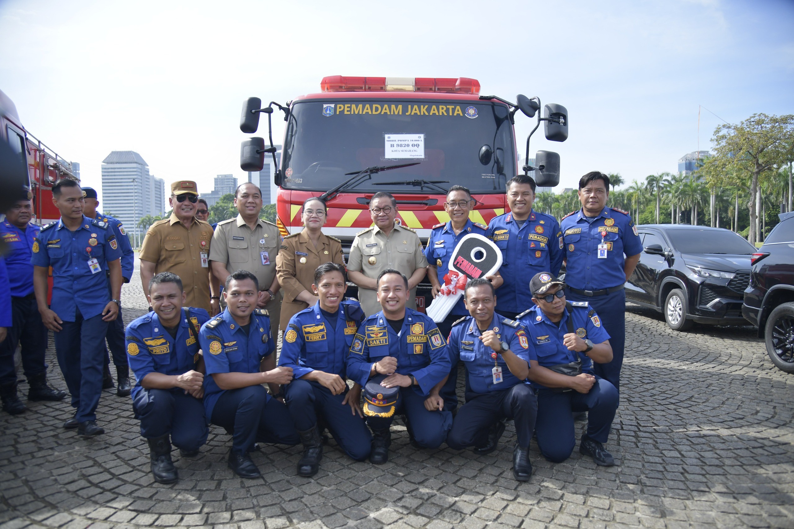 Pemkot Semarang Terima Hibah Mobil Damkar dari Pemprov DKI Jakarta. (dok Pemkot Semarang)