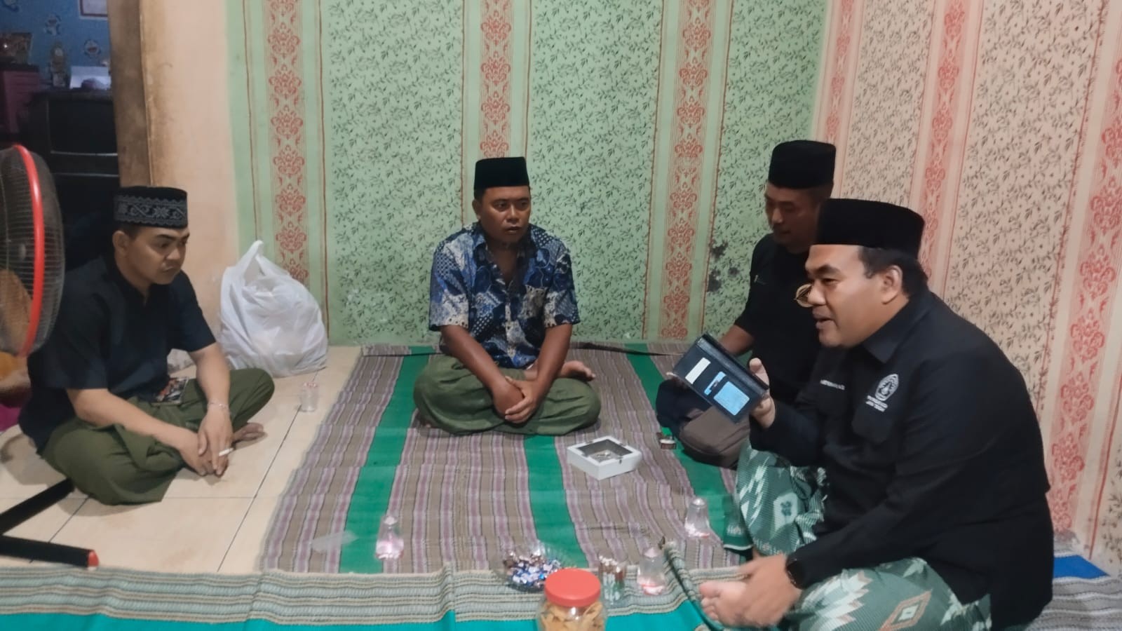Ketua Pimpinan Wilayah Pencak Silat Nahdlatul Ulama (PSNU) Pagar Nusa Jawa Tengah, Arief Rohman saat berkunjung ke rumah duka di Semarang. (dok Istimewa)
