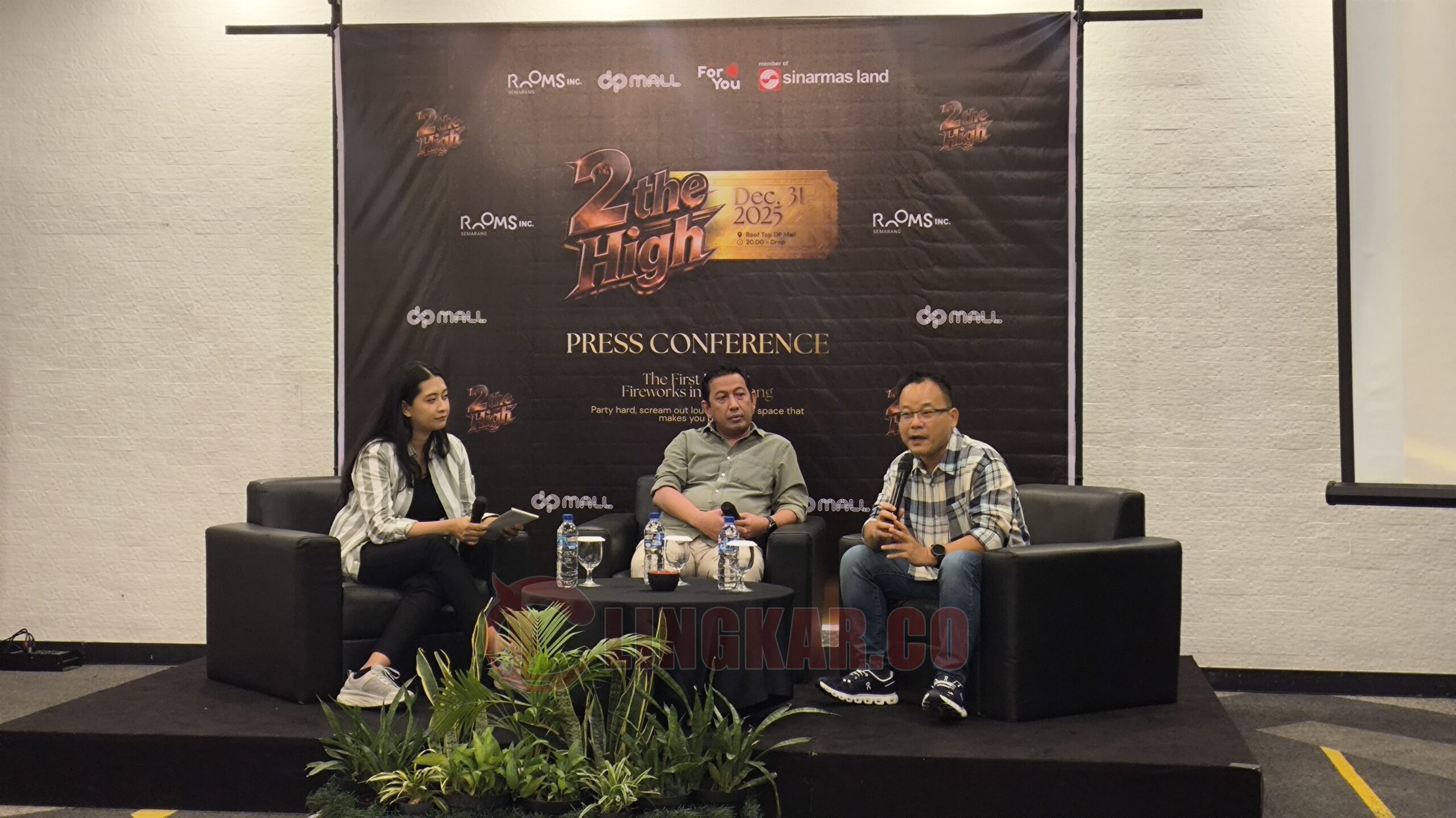 General Manager Rooms Inc, Kusnadi dan General Manager DP Mall, Antonius A Budiawan, memberikan keterangkan kepada awak media. (dok Alan Henry)