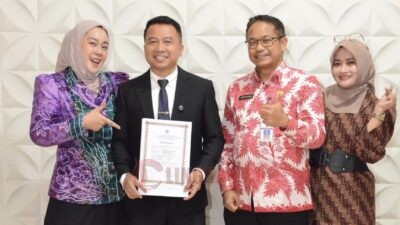 Camat Semarang Barat, Elly Asmara (Jas Hitam) raih gelar Doktor Administrasi Publik. (dok Istimewa)